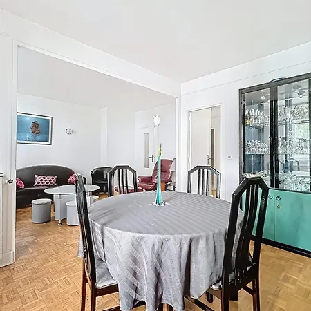 Spacious 2-room Near Nation Lägenhet *