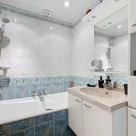 Spacious 2-room Near Nation Apartment *
