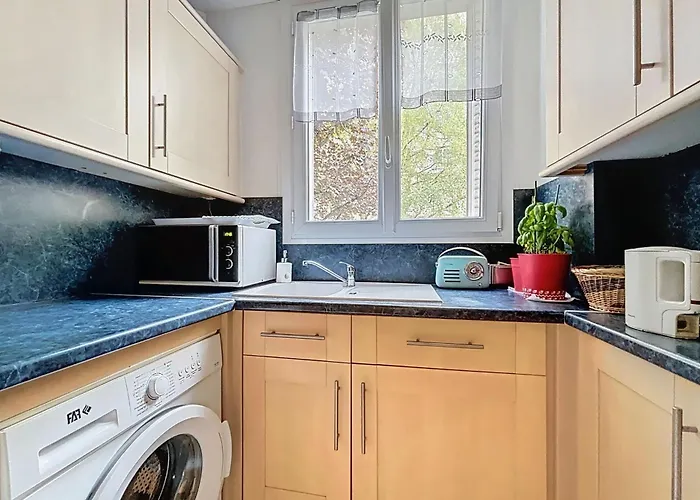 Spacious 2-room Near Nation