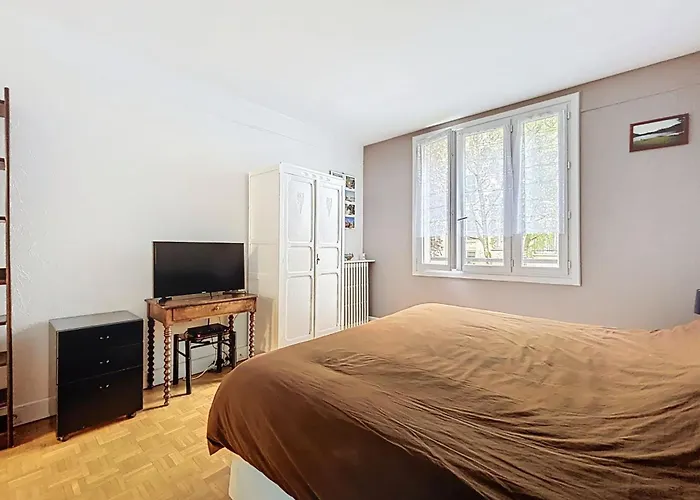 Spacious 2-room Near Nation Διαμέρισμα *