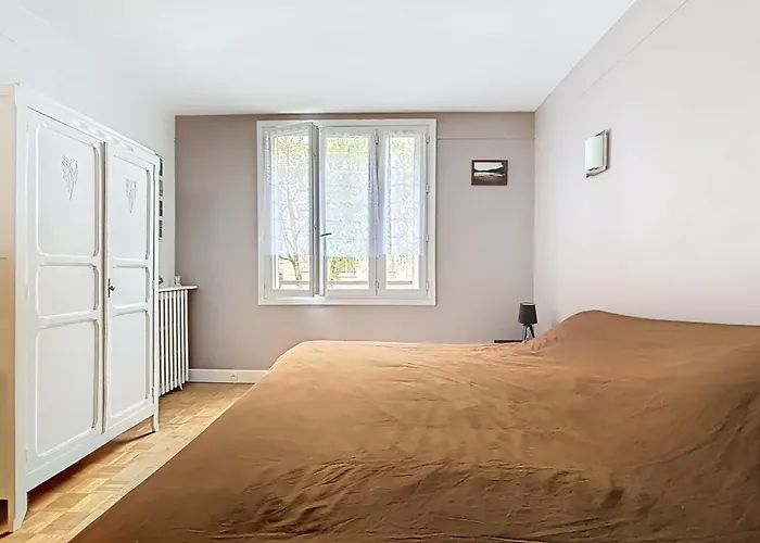 Spacious 2-room Near Nation