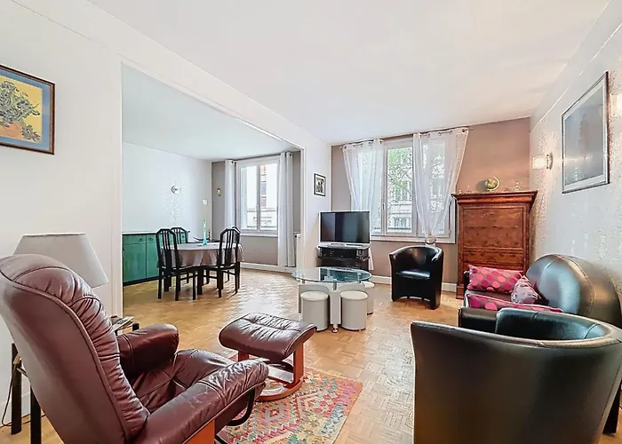 Spacious 2-room Near Nation