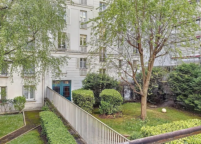 Spacious 2-room Near Nation Διαμέρισμα *